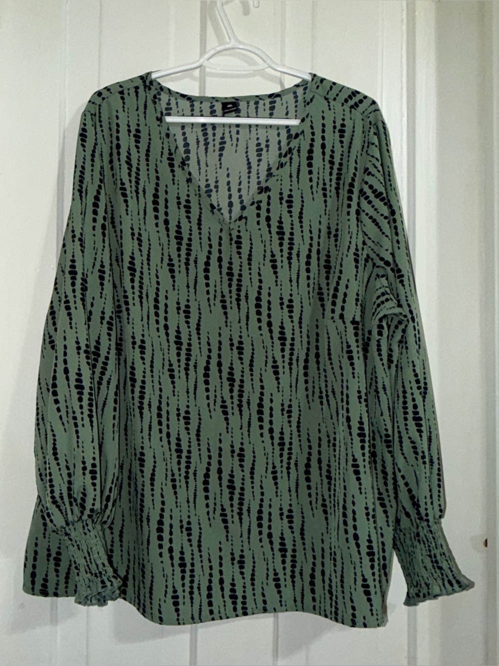 Women’s plus size 4x shirt top V-Neck Green Patterned Blouse